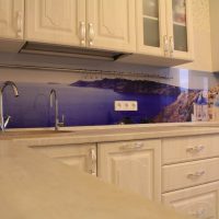intérieur lumineux de la cuisine beige dans l'image de style High-Tech