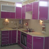 conception de cuisine lumineuse en photo couleur fuchsia