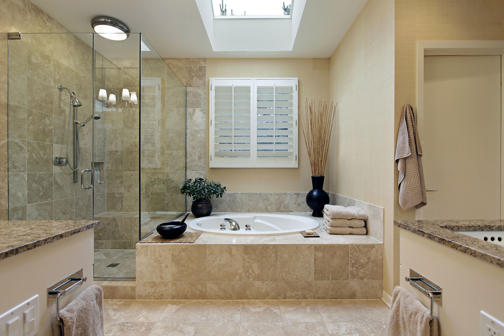 luminoso baño interior con ducha de color claro
