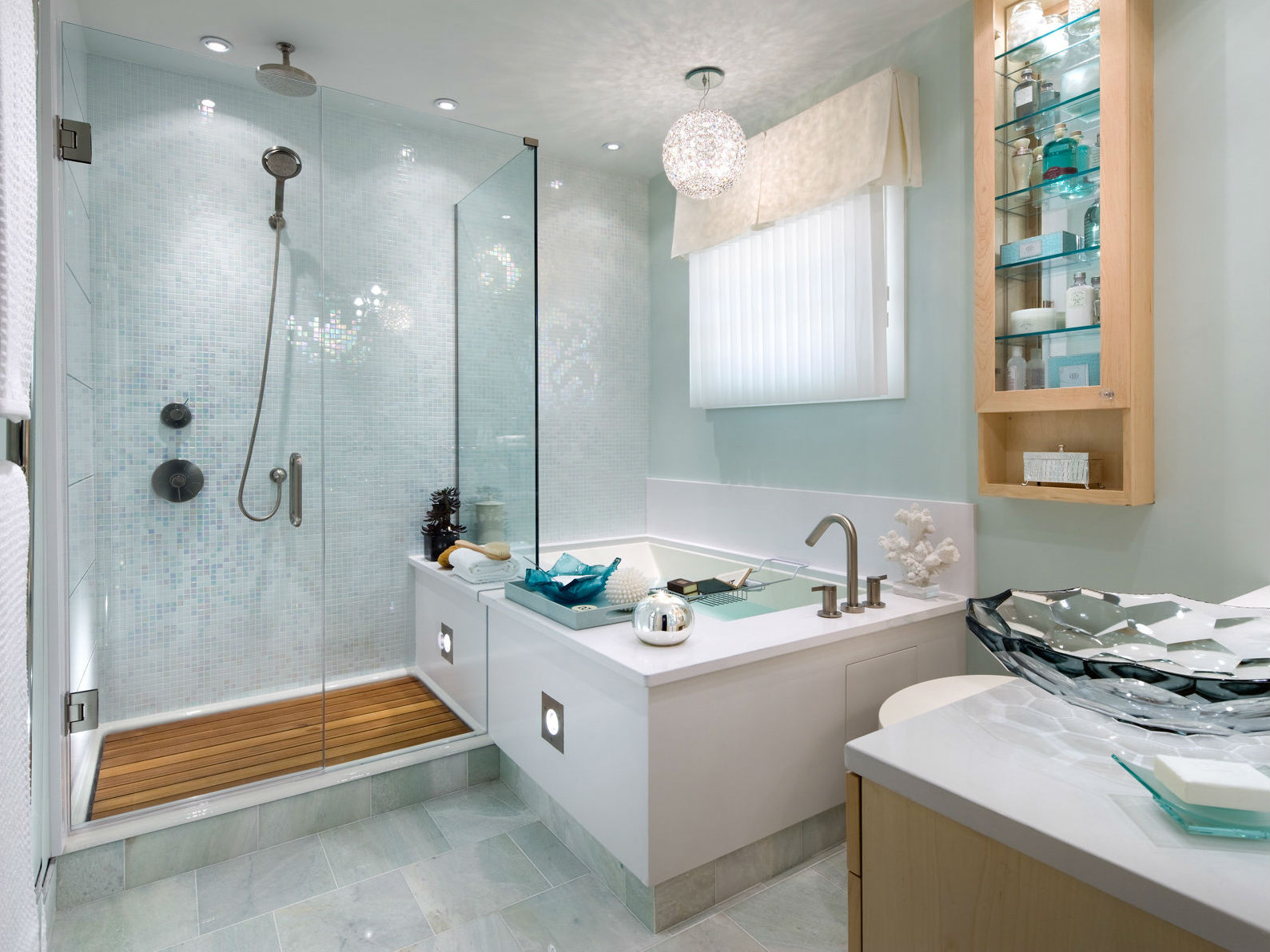 decoración luminosa en el baño con ducha ligera