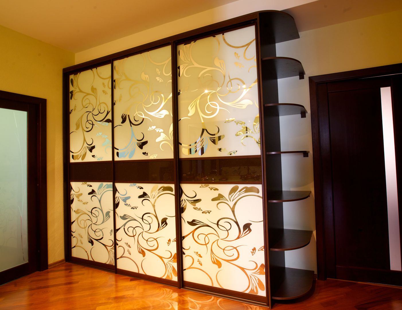 petite armoire dans le style de la chambre
