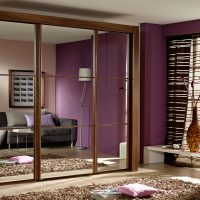 petite armoire dans la photo intérieure de la chambre