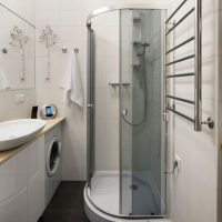 hermosa decoración de un baño con ducha en colores brillantes photo
