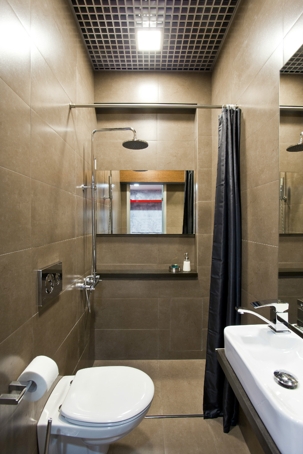 baño decorado con colores vivos y ducha brillante