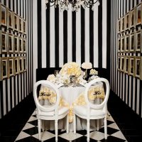 Décor de salon chic en photo noir et blanc