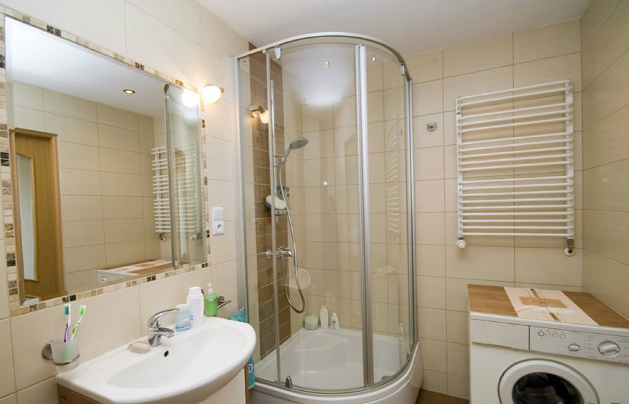 Diseño inusual de un baño con ducha en colores vivos.