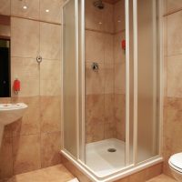 hermoso interior de un baño con ducha en colores brillantes photo