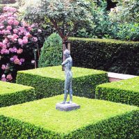 aménagement paysager chic d'un chalet d'été à l'anglaise avec photo de fleurs
