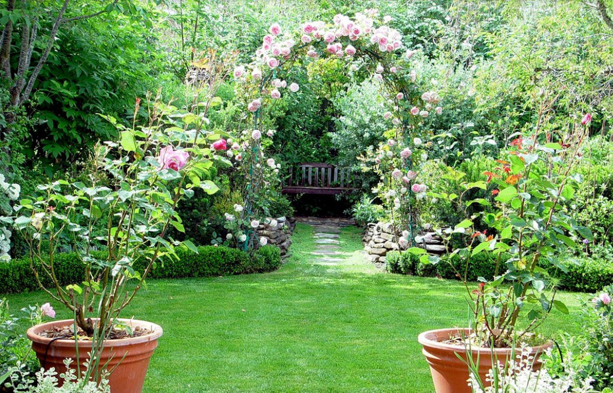 bel aménagement paysager d'un chalet d'été à l'anglaise avec des fleurs