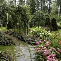 belle décoration de paysage d'un chalet d'été à l'anglaise avec photo d'arbres