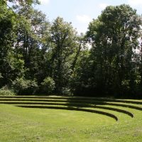 bel aménagement paysager d'une maison d'été à l'anglaise avec photo d'arbres