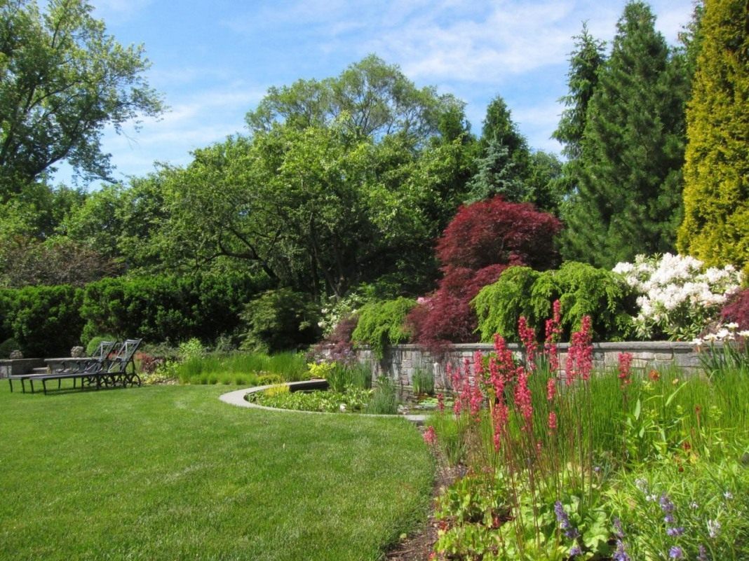 aménagement paysager insolite du jardin à l'anglaise avec des fleurs