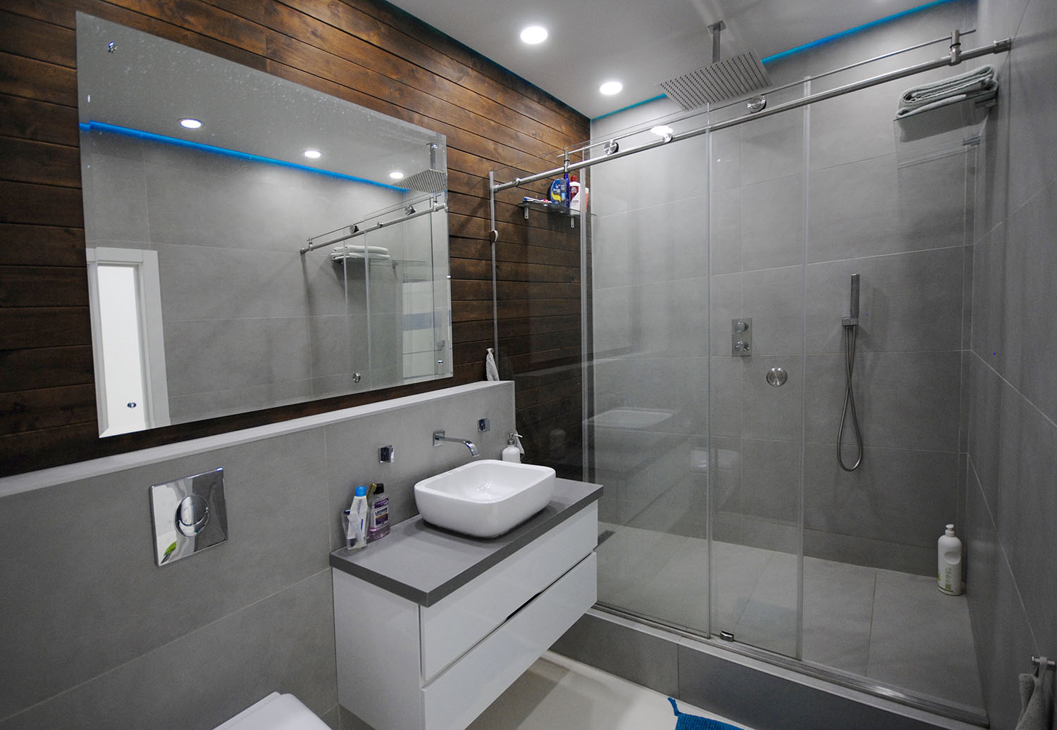 baño de estilo luminoso con ducha ligera