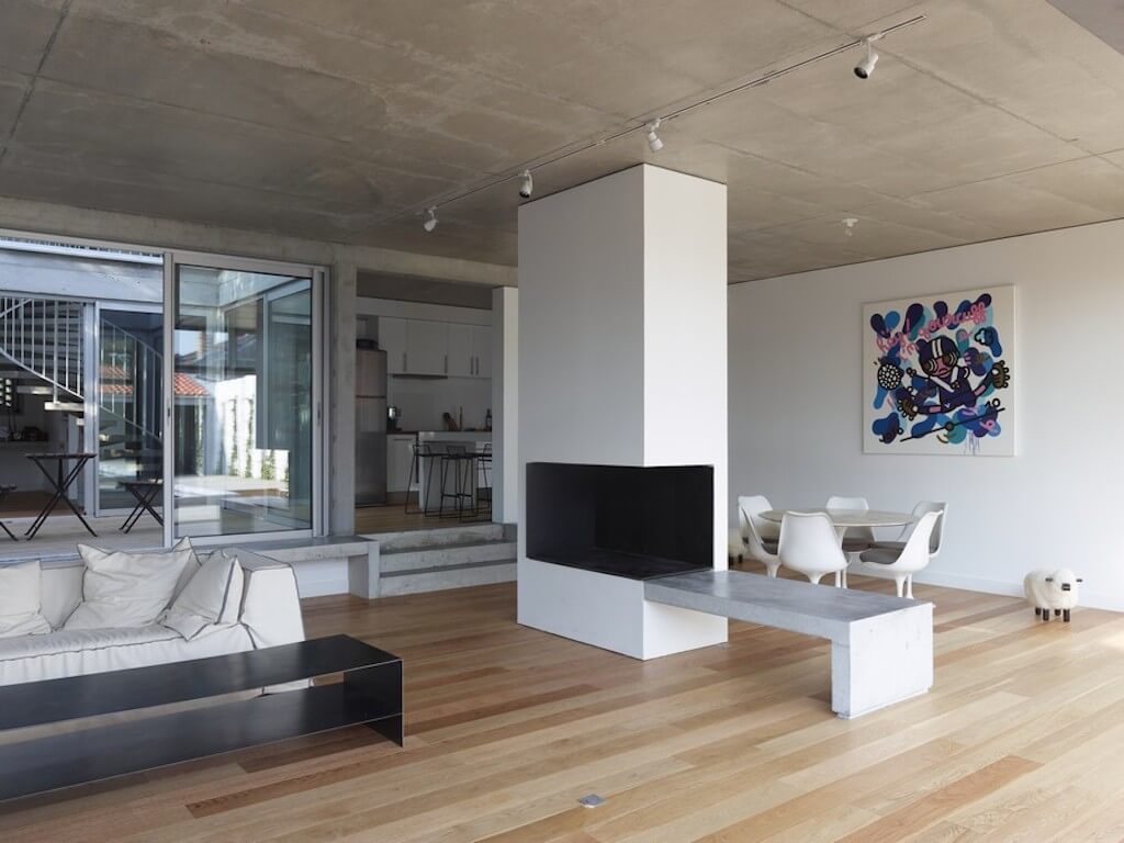 plafond intérieur avec du béton dans l'invité