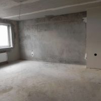 plafond intérieur avec du béton dans la photo d'invité