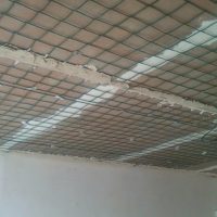 style de plafond avec mortier de béton dans la photo de la maison
