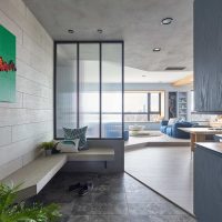 décoration de plafond avec du béton dans la photo d'invité