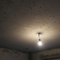 décoration de plafond avec du béton dans la photo de la chambre