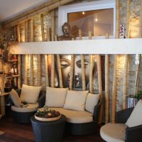 meuble en bambou a l'interieur du couloir photo