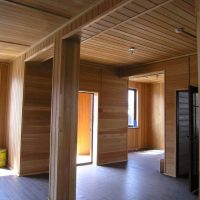 décoration de clins dans une salle lumineuse intérieur en aluminium