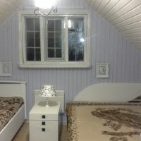 décoration de clins dans un intérieur de chambre en aluminium brillant