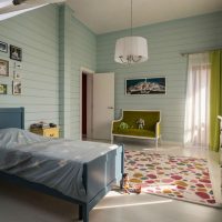 clins dans un intérieur lumineux de la maison en aluminium