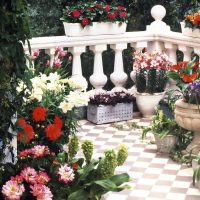 belles fleurs sur le balcon sur la photo de conception de linteaux