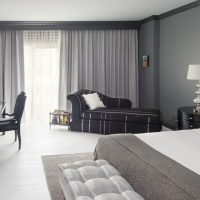 intérieur de chambre inhabituel en photo couleur noir et blanc