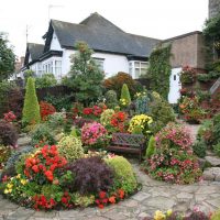 décor de paysage inhabituel du jardin à l'anglaise avec photo de fleurs