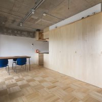 conception de plafond avec du béton dans la photo d'invité