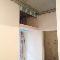 décoration de plafond avec du mortier de béton dans la photo de la cuisine