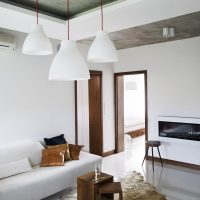 style de plafond avec du béton dans la photo de l'appartement
