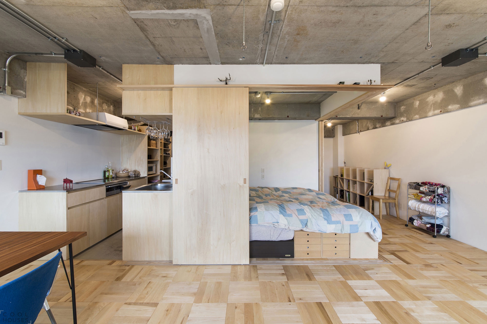 Plafond avec du mortier de béton dans la cuisine