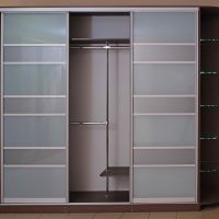 Armoire d'angle style MDF dans la photo de la chambre