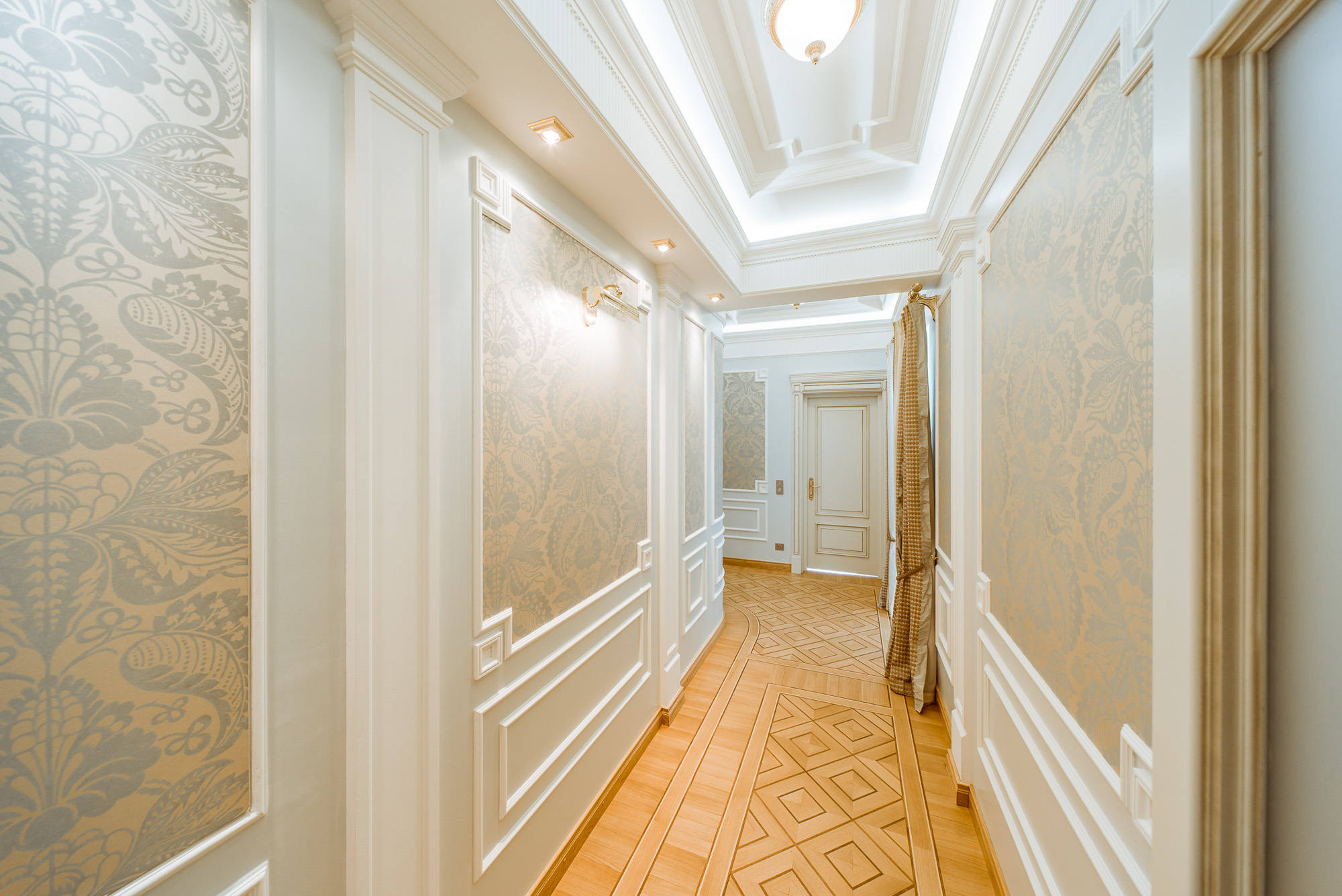portes sombres à l'intérieur de l'invité