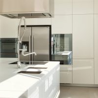 beau plancher blanc à l'intérieur de la cuisine photo