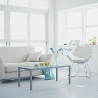 sol blanc lumineux à l'intérieur de la cuisine photo