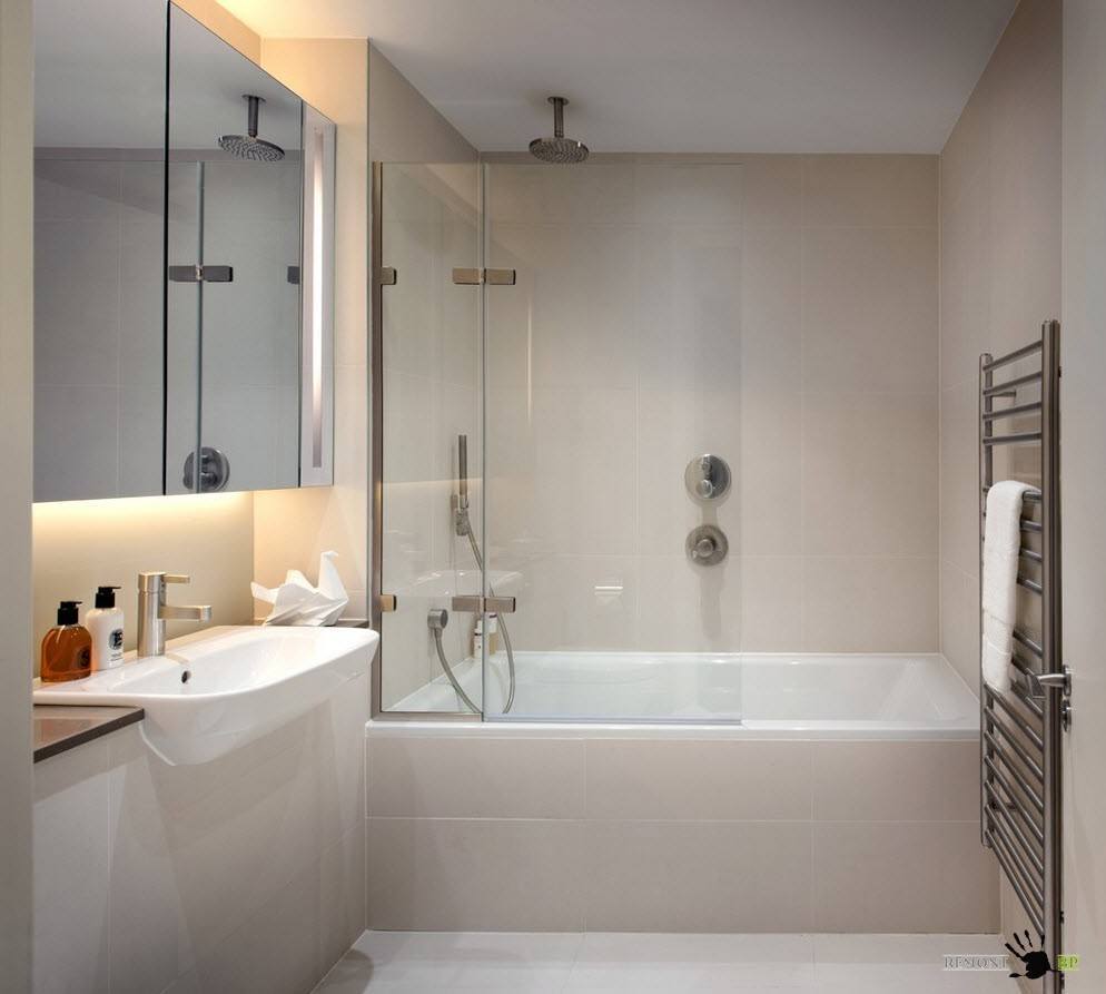 diseño inusual de un baño con ducha en colores oscuros