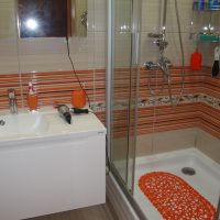brillante interior de un baño con ducha brillante