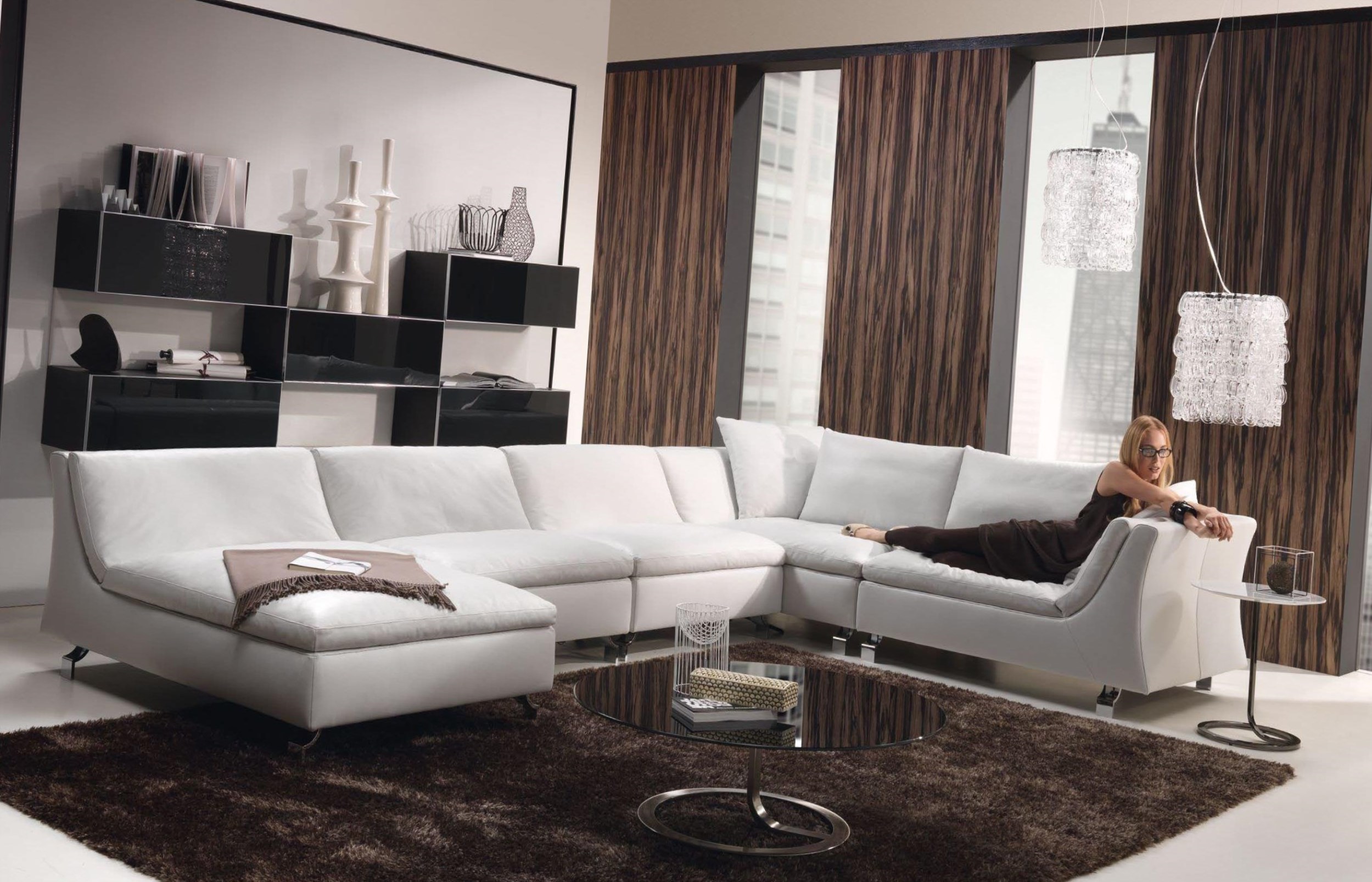 sofá blanco al estilo de la habitación