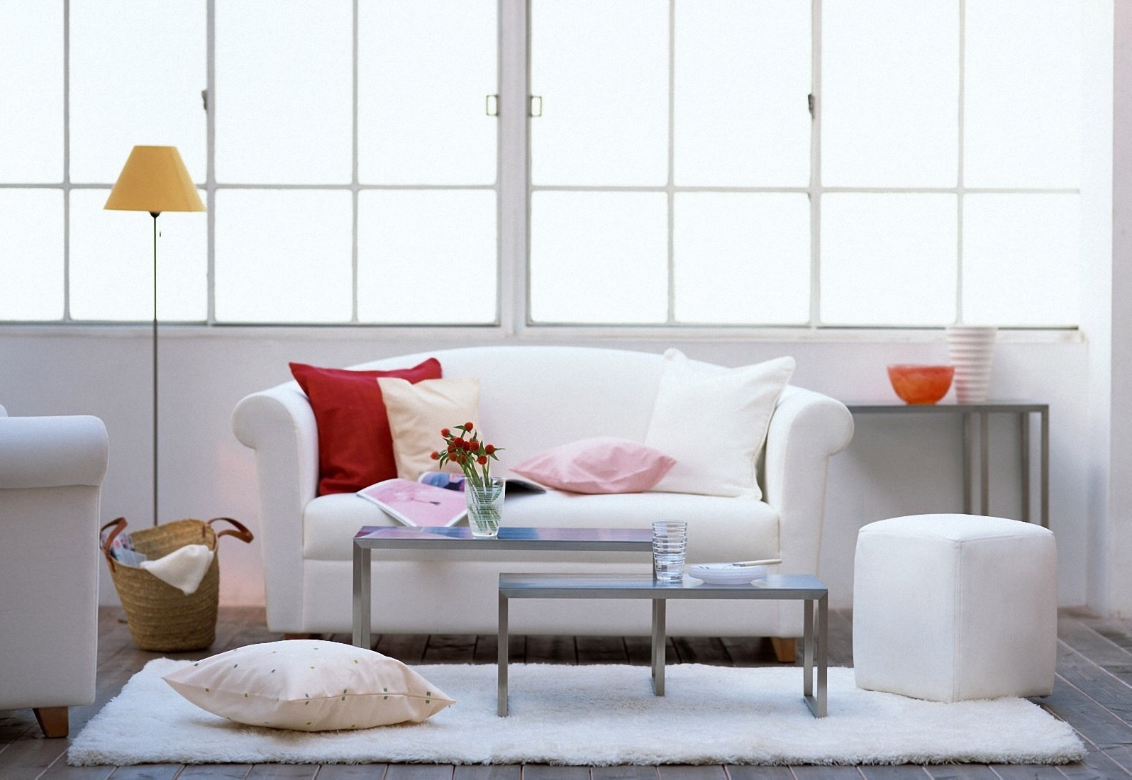 sofá blanco en el interior del apartamento