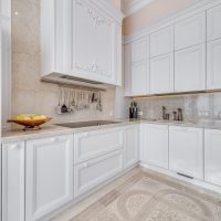 design lumineux de cuisine beige dans un style photo classique