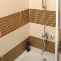 hermoso interior de un baño con ducha en colores oscuros photo