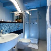 baño de estilo claro con foto de ducha de colores claros