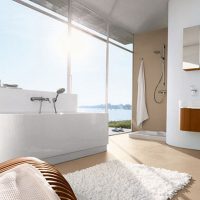 diseño inusual de un baño con ducha en colores brillantes photo