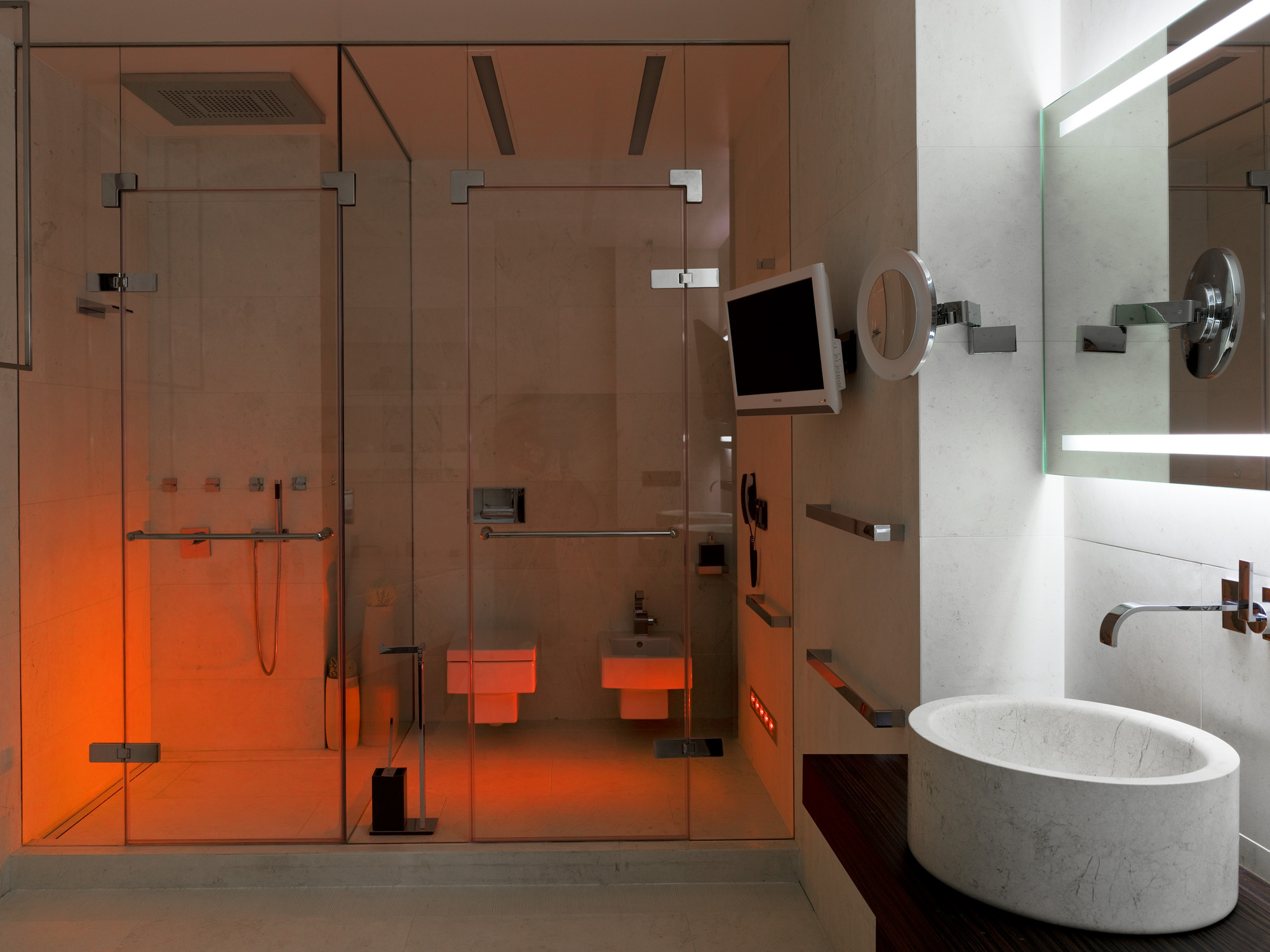 baño de estilo brillante con ducha brillante