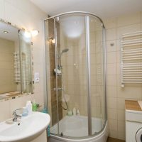 diseño ligero de un baño con ducha en colores oscuros photo