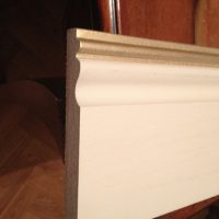 plinthe en plastique blanc à l'intérieur de la maison photo