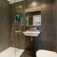 hermoso baño interior con ducha de colores claros