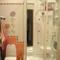 decoración brillante de un baño con ducha brillante